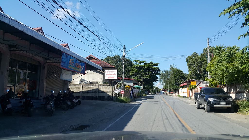 ภาพถนนตรงที่ ร้านสามตอง ตั้งอยู่ ถ่ายโดย jrcarlsen พ.ศ. 2559 (2016) · A street-level view of where ร้านสามตอง · Ran Sam Tong stands, by jrcarlsen in 2559 (2016)