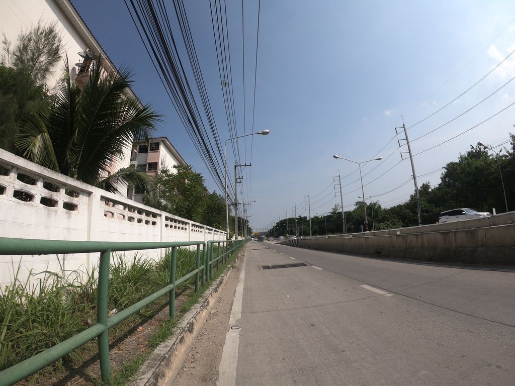 ภาพถนนตรงที่ เตี๋ยวเรือรุ่งเจริญ ตั้งอยู่ ถ่ายโดย chanuwath_grab พ.ศ. 2562 (2019) · A street-level view of where เตี๋ยวเรือรุ่งเจริญ · Tiaoruea Rungcherin stands, by chanuwath_grab in 2562 (2019)