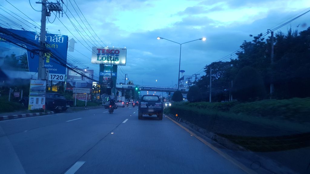 ภาพถนนตรงที่ ยายน้อยกับข้าวริมทาง ตั้งอยู่ ถ่ายโดย silamanee พ.ศ. 2561 (2018) · A street-level view of where ยายน้อยกับข้าวริมทาง · Yainoi Kapkhao Rimthang stands, by silamanee in 2561 (2018)