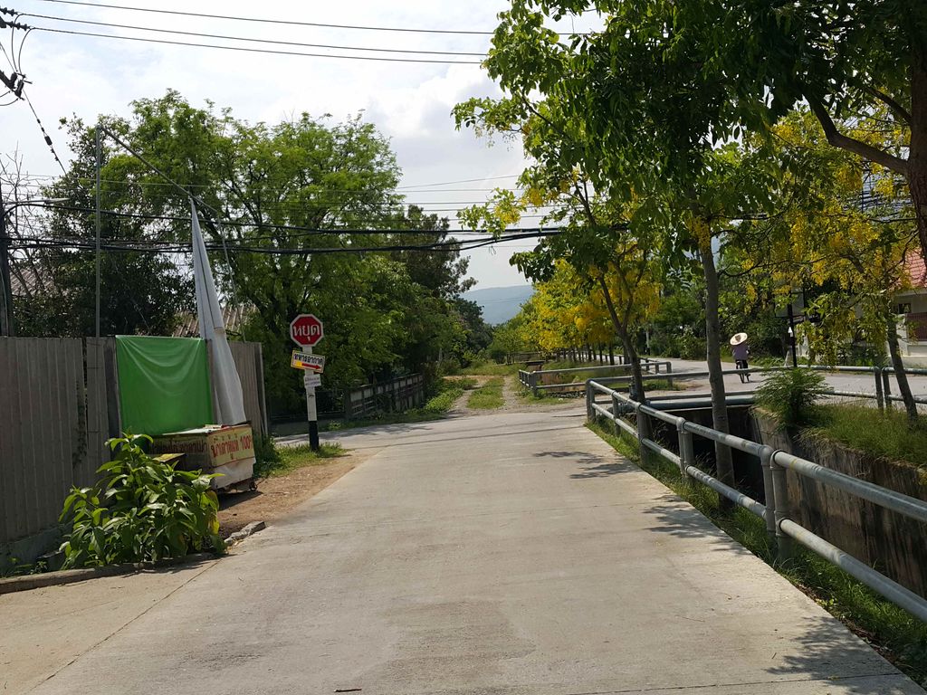 ภาพถนนตรงที่ ลาบลุงนิด ตั้งอยู่ ถ่ายโดย jrcarlsen พ.ศ. 2558 (2015) · A street-level view of where ลาบลุงนิด · Lablungnit stands, by jrcarlsen in 2558 (2015)