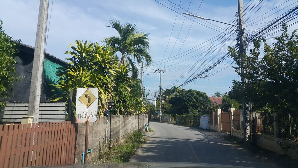 ภาพถนนตรงที่ บ้านนั่งม่วน ตั้งอยู่ ถ่ายโดย jrcarlsen พ.ศ. 2562 (2019) · A street-level view of where บ้านนั่งม่วน · Ban Nangmuan stands, by jrcarlsen in 2562 (2019)