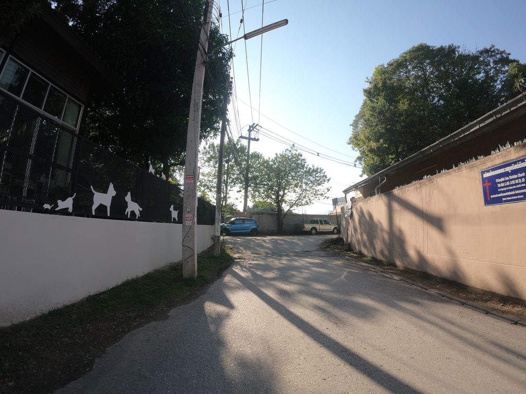 ภาพถนนตรงที่ Borneo Chiang Mai Lisu Christian church ตั้งอยู่ ถ่ายโดย chanuwath_grab พ.ศ. 2562 (2019) · A street-level view of where Borneo Chiang Mai Lisu Christian church stands, by chanuwath_grab in 2562 (2019)