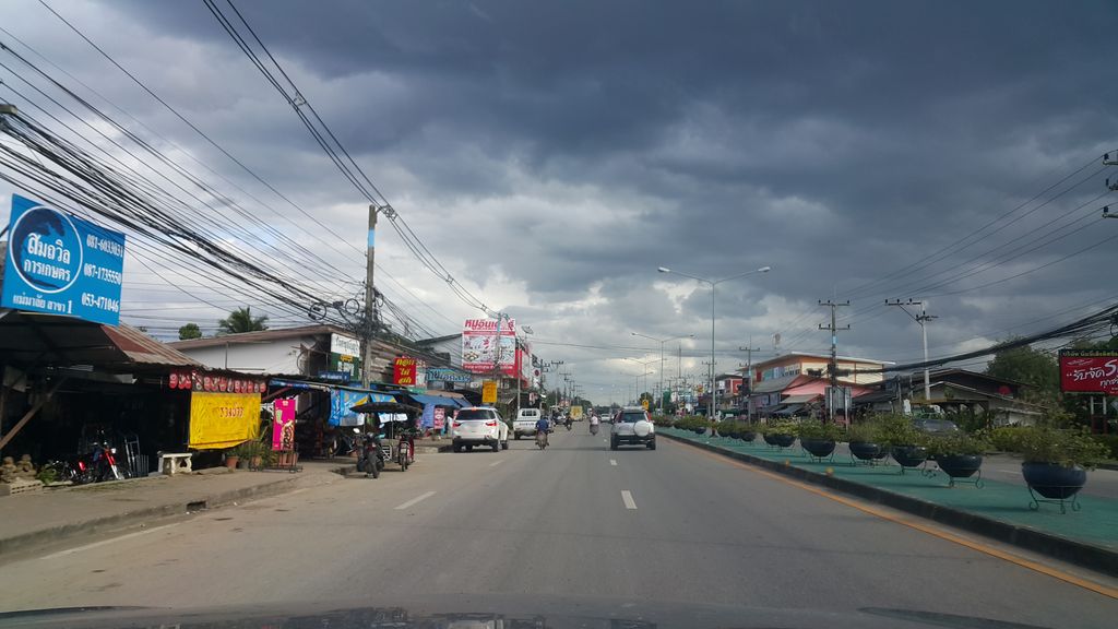 ภาพถนนตรงที่ ร้านกลิ่นดอกไม้ ตั้งอยู่ ถ่ายโดย jrcarlsen พ.ศ. 2560 (2017) · A street-level view of where ร้านกลิ่นดอกไม้ · Ran Klin Dokmai stands, by jrcarlsen in 2560 (2017)
