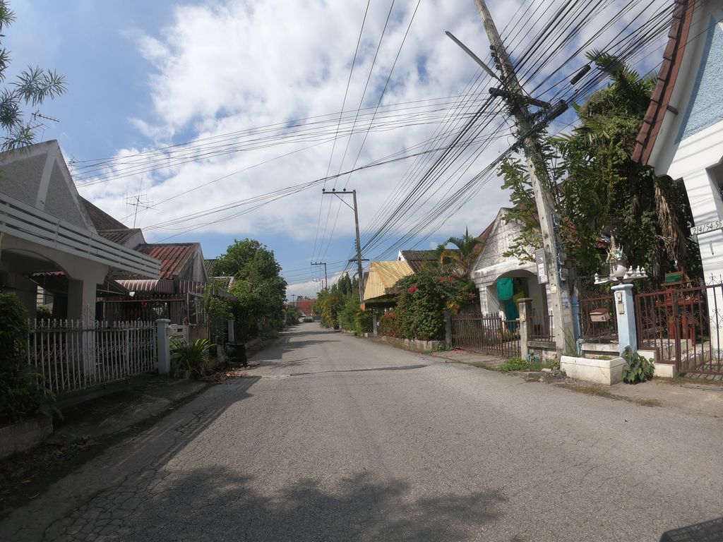 ภาพถนนตรงที่ Ink and Cut Tattoo and Hair Studio ตั้งอยู่ ถ่ายโดย chanuwath_grab พ.ศ. 2562 (2019) · A street-level view of where Ink and Cut Tattoo and Hair Studio stands, by chanuwath_grab in 2562 (2019)
