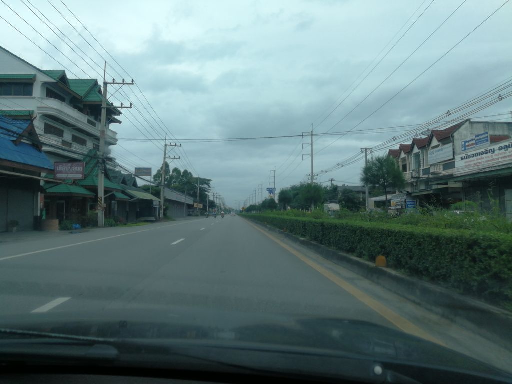 ภาพถนนตรงที่ สยามนิสสัน เชียงใหม่ สันป่าตอง (ศูนย์บริการและอะไหล่เท่านั้น) ตั้งอยู่ ถ่ายโดย chanon พ.ศ. 2561 (2018) · A street-level view of where สยามนิสสัน เชียงใหม่ สันป่าตอง (ศูนย์บริการและอะไหล่เท่านั้น) · Sayamnitsan Chiang Mai San Pa Tong (sun Brikan Lae Alai Thaonan) stands, by chanon in 2561 (2018)