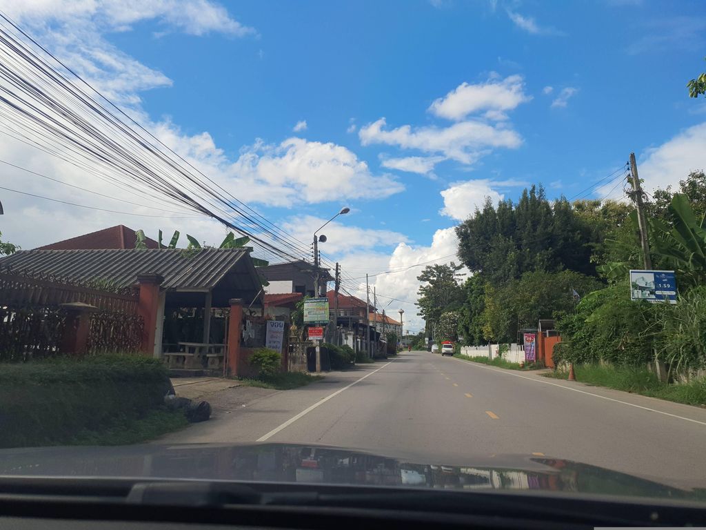 ภาพถนนตรงที่ Gavin Beef ตั้งอยู่ ถ่ายโดย jrcarlsen พ.ศ. 2566 (2023) · A street-level view of where Gavin Beef stands, by jrcarlsen in 2566 (2023)