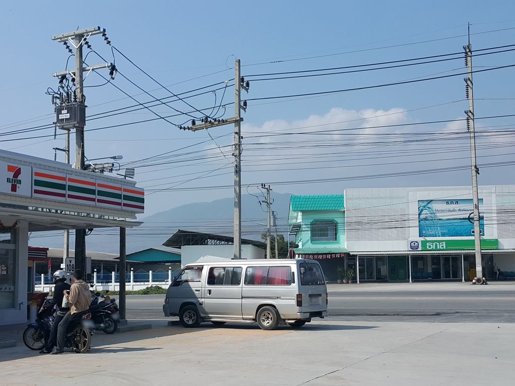 ภาพถนนตรงที่ Five Star ไก่ย่างห้าดาว สาขาแม่สอย ตั้งอยู่ ถ่ายโดย jrcarlsen พ.ศ. 2558 (2015) · A street-level view of where Five Star ไก่ย่างห้าดาว สาขาแม่สอย stands, by jrcarlsen in 2558 (2015)