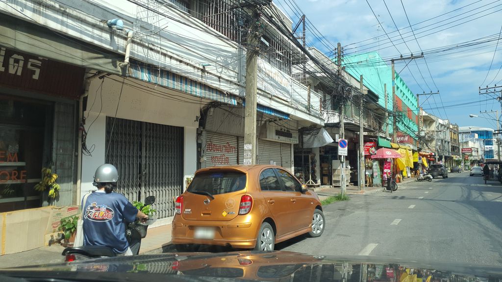ภาพถนนตรงที่ Aweng.cnx ตั้งอยู่ ถ่ายโดย jrcarlsen พ.ศ. 2564 (2021) · A street-level view of where Aweng.cnx stands, by jrcarlsen in 2564 (2021)
