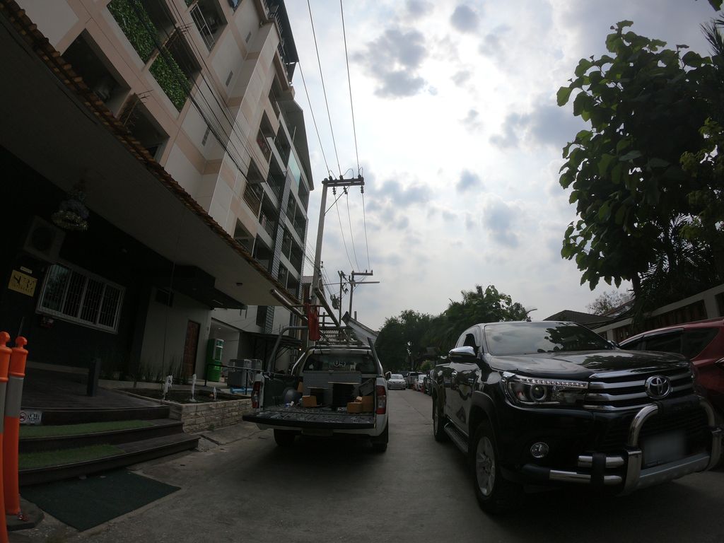 ภาพถนนตรงที่ Yadana-Our Apartment ตั้งอยู่ ถ่ายโดย chanuwath_grab พ.ศ. 2562 (2019) · A street-level view of where Yadana-Our Apartment stands, by chanuwath_grab in 2562 (2019)