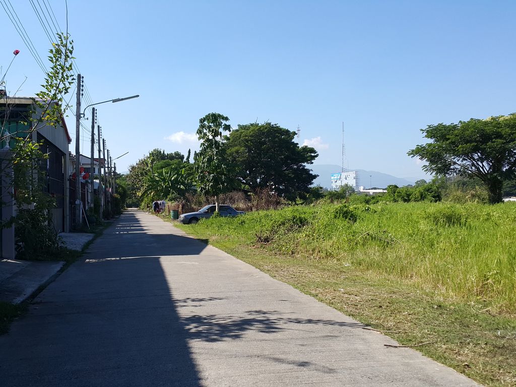 ภาพถนนตรงที่ Dada ลุนตยา ตั้งอยู่ ถ่ายโดย jrcarlsen พ.ศ. 2557 (2014) · A street-level view of where Dada ลุนตยา stands, by jrcarlsen in 2557 (2014)