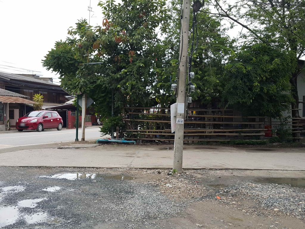 ภาพถนนตรงที่ โจ๊กท่ารั้ว ตั้งอยู่ ถ่ายโดย jrcarlsen พ.ศ. 2558 (2015) · A street-level view of where โจ๊กท่ารั้ว · Choktharua stands, by jrcarlsen in 2558 (2015)