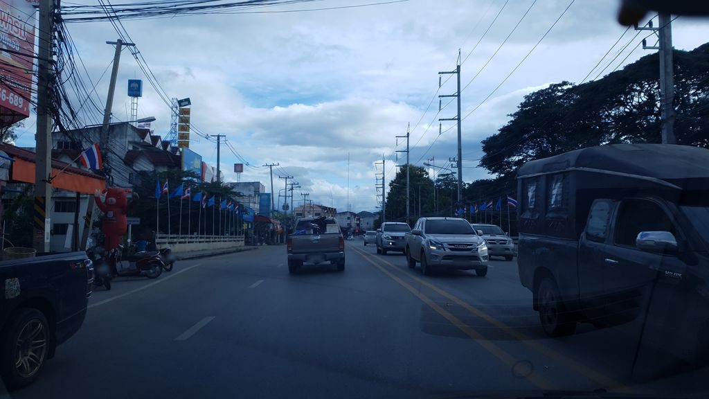 ภาพถนนตรงที่ ข้าวต้ม นิยมจอมทอง ตั้งอยู่ ถ่ายโดย silamanee พ.ศ. 2561 (2018) · A street-level view of where ข้าวต้ม นิยมจอมทอง · Khaotom Niimachomthong stands, by silamanee in 2561 (2018)