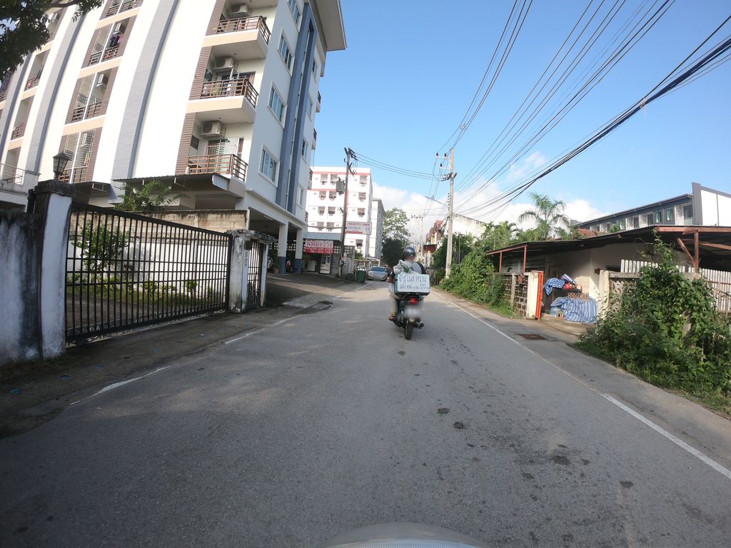 ภาพถนนตรงที่ ecio residence ตั้งอยู่ ถ่ายโดย chanuwath_grab พ.ศ. 2562 (2019) · A street-level view of where ecio residence stands, by chanuwath_grab in 2562 (2019)