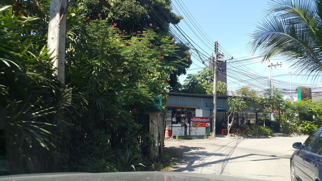 ภาพถนนตรงที่ เขียง บาย ตำมั่ว ตั้งอยู่ ถ่ายโดย jrcarlsen พ.ศ. 2560 (2017) · A street-level view of where เขียง บาย ตำมั่ว · Khiang Bai Tammua stands, by jrcarlsen in 2560 (2017)