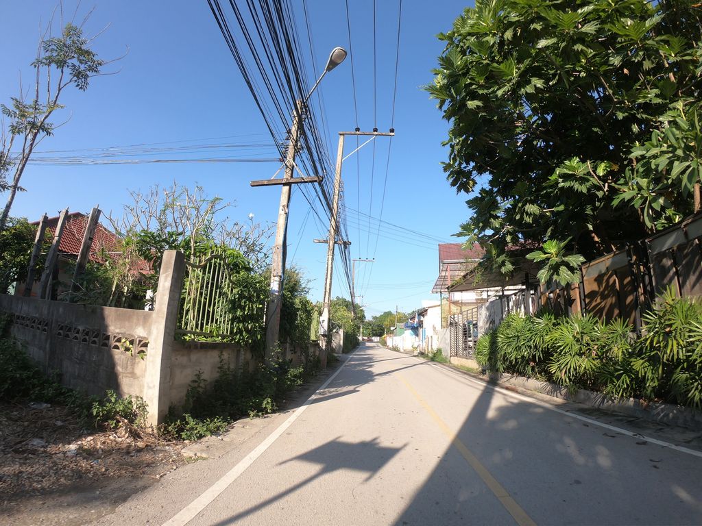 ภาพถนนตรงที่ @อ.สันทราย เชียงใหม่ ตั้งอยู่ ถ่ายโดย chanuwath_grab พ.ศ. 2562 (2019) · A street-level view of where @อ.สันทราย เชียงใหม่ · @a.San Sai Chiang Mai stands, by chanuwath_grab in 2562 (2019)