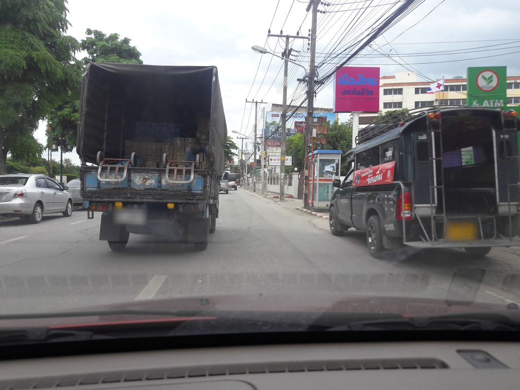 ภาพถนนตรงที่ ศรีสุวรรณ ห้างทอง ตั้งอยู่ ถ่ายโดย ratchaphat พ.ศ. 2561 (2018) · A street-level view of where ศรีสุวรรณ ห้างทอง · Sisuoraron Hangthong stands, by ratchaphat in 2561 (2018)