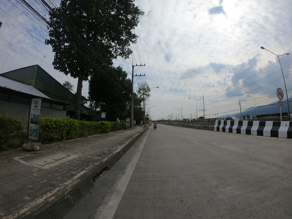 ภาพถนนตรงที่ ไม้อบทวีพรรณ ตั้งอยู่ ถ่ายโดย chanuwath_grab พ.ศ. 2562 (2019) · A street-level view of where ไม้อบทวีพรรณ · Maiabotwiphraron stands, by chanuwath_grab in 2562 (2019)