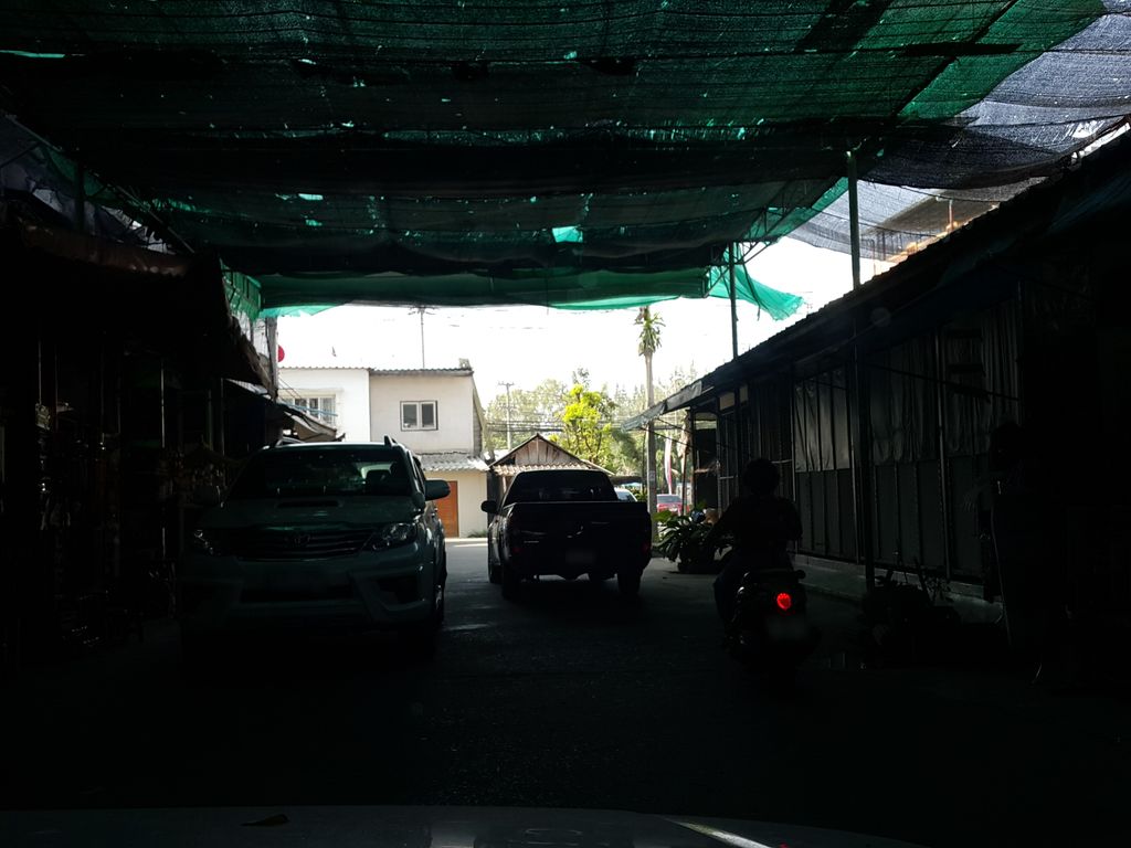 ภาพถนนตรงที่ แพงช็อป ตั้งอยู่ ถ่ายโดย jrcarlsen พ.ศ. 2558 (2015) · A street-level view of where แพงช็อป · Phaengchoop stands, by jrcarlsen in 2558 (2015)