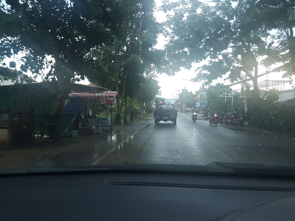 ภาพถนนตรงที่ อิ่มตัวแตกหมูกระทะแม่โจ้ สาขา1 ตั้งอยู่ ถ่ายโดย ekkarin พ.ศ. 2561 (2018) · A street-level view of where อิ่มตัวแตกหมูกระทะแม่โจ้ สาขา1 · Imtuataek Mukratha Mae Jo Sakha1 stands, by ekkarin in 2561 (2018)