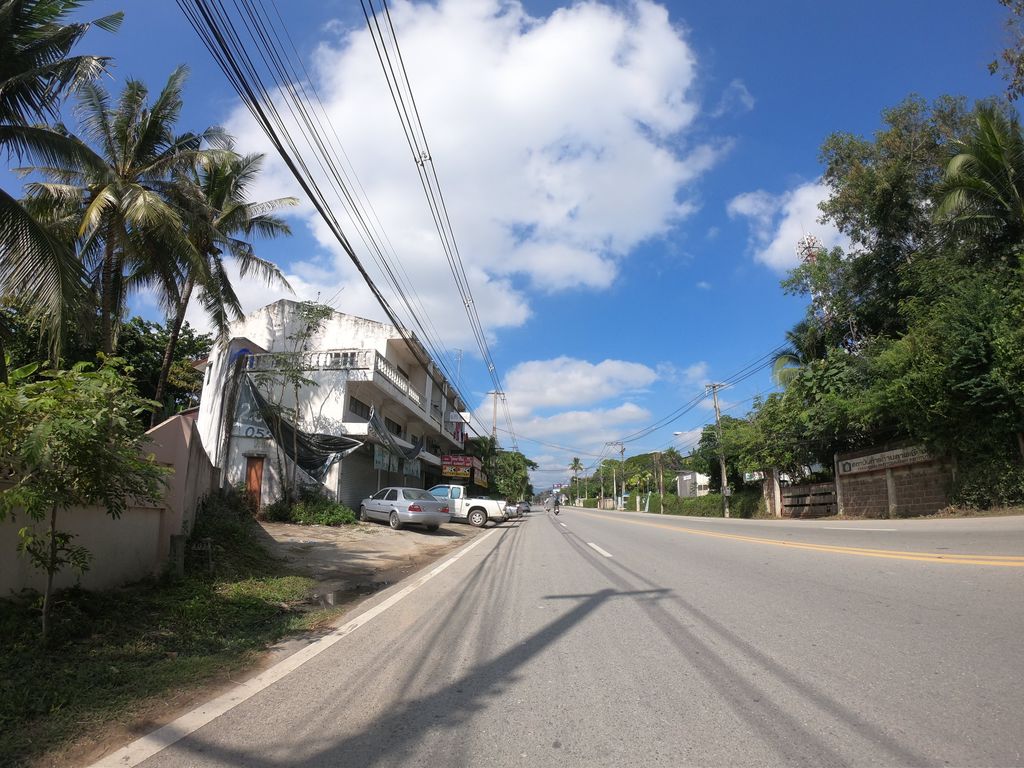ภาพถนนตรงที่ ราตรีข้าวห่อใบตอง ตั้งอยู่ ถ่ายโดย chanuwath_grab พ.ศ. 2562 (2019) · A street-level view of where ราตรีข้าวห่อใบตอง · Ratri Khao Ho Baitong stands, by chanuwath_grab in 2562 (2019)