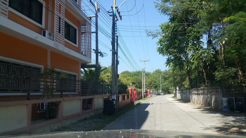 ภาพถนนตรงที่ ต.เตี๋ยวคุณย่า ตั้งอยู่ ถ่ายโดย jrcarlsen พ.ศ. 2562 (2019) · A street-level view of where ต.เตี๋ยวคุณย่า · Ta.tiaokhunya stands, by jrcarlsen in 2562 (2019)