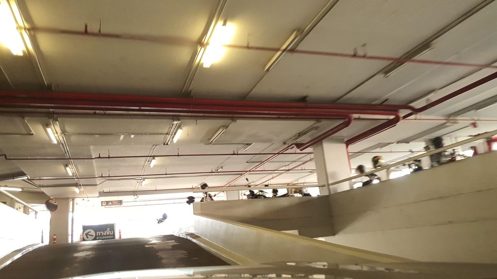 ภาพถนนตรงที่ Rimping Supermarket Maya Lifestyle ตั้งอยู่ ถ่ายโดย jrcarlsen พ.ศ. 2565 (2022) · A street-level view of where Rimping Supermarket Maya Lifestyle stands, by jrcarlsen in 2565 (2022)