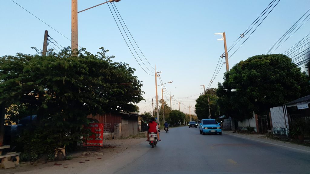 ภาพถนนตรงที่ เชอร์รี่ข้าวมันไก่ ตั้งอยู่ ถ่ายโดย jrcarlsen พ.ศ. 2565 (2022) · A street-level view of where เชอร์รี่ข้าวมันไก่ · Choe Ri Khao Man Kai stands, by jrcarlsen in 2565 (2022)