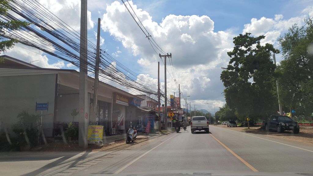 ภาพถนนตรงที่ ศรีสวัสดิ์ เงินสดทันใจ สาขาแม่วาง ตั้งอยู่ ถ่ายโดย jrcarlsen พ.ศ. 2564 (2021) · A street-level view of where ศรีสวัสดิ์ เงินสดทันใจ สาขาแม่วาง · Sitwat Ngoen Sot Thanchai Sakha Mae Wang stands, by jrcarlsen in 2564 (2021)