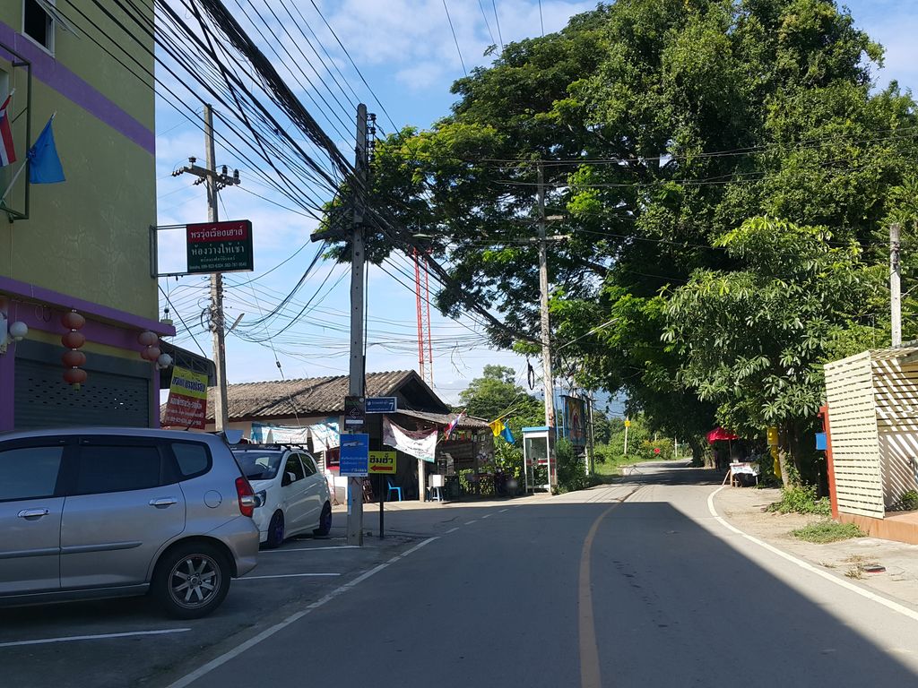 ภาพถนนตรงที่ กาแฟหมดแก้ว ตั้งอยู่ ถ่ายโดย jrcarlsen พ.ศ. 2558 (2015) · A street-level view of where กาแฟหมดแก้ว · Kafaemotkwae stands, by jrcarlsen in 2558 (2015)