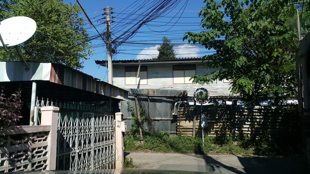 ภาพถนนตรงที่ Kondee Home - คนดีโฮม - ช้างคลาน เชียงใหม่ ตั้งอยู่ ถ่ายโดย jrcarlsen พ.ศ. 2559 (2016) · A street-level view of where Kondee Home - คนดีโฮม - ช้างคลาน เชียงใหม่ stands, by jrcarlsen in 2559 (2016)