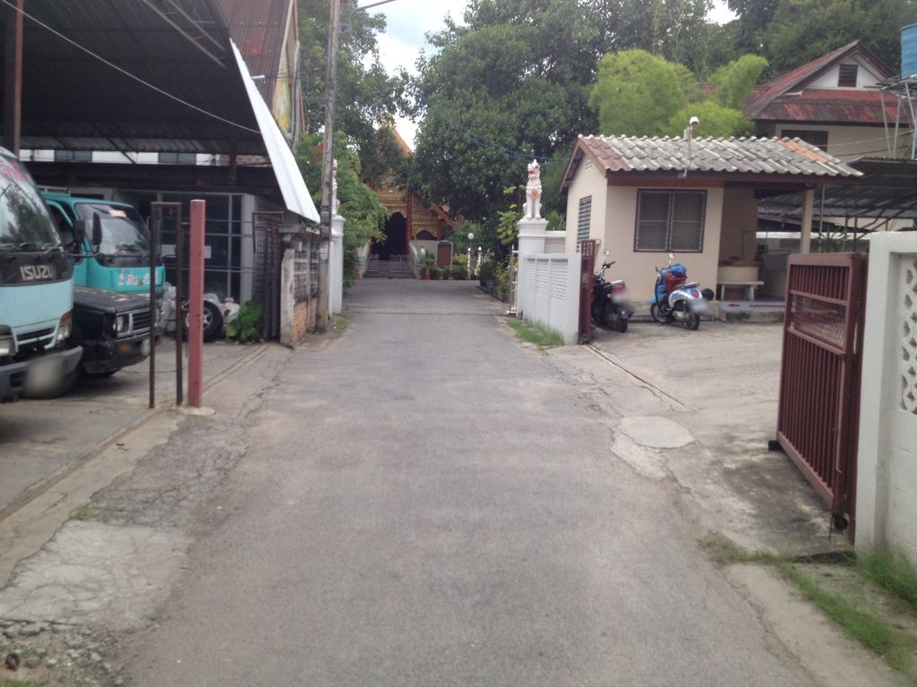 ภาพถนนตรงที่ OYO 677 Le Loftel Hostel Chiang Mai ตั้งอยู่ ถ่ายโดย jimwatana พ.ศ. 2558 (2015) · A street-level view of where OYO 677 Le Loftel Hostel Chiang Mai stands, by jimwatana in 2558 (2015)