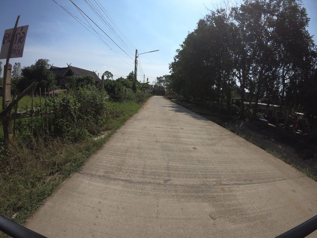 ภาพถนนตรงที่ Faa Faet ชาไข่มุกฝาแฝด ตั้งอยู่ ถ่ายโดย chanuwath_grab พ.ศ. 2562 (2019) · A street-level view of where Faa Faet ชาไข่มุกฝาแฝด stands, by chanuwath_grab in 2562 (2019)
