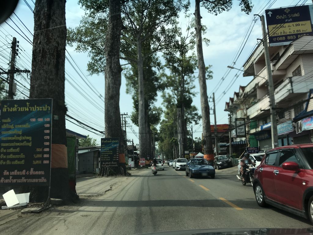 ภาพถนนตรงที่ มีโซ미소 ตั้งอยู่ ถ่ายโดย prasert พ.ศ. 2561 (2018) · A street-level view of where มีโซ미소 · Miso미소 stands, by prasert in 2561 (2018)