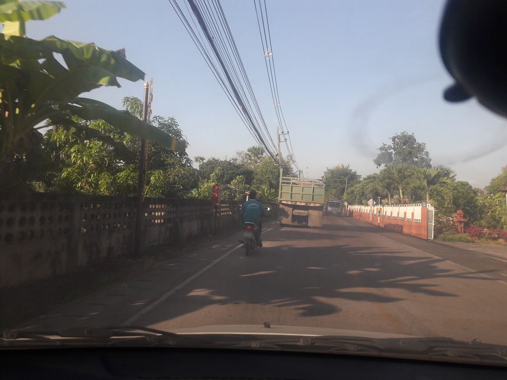 ภาพถนนตรงที่ 1 One Coffee ตั้งอยู่ ถ่ายโดย noochjaree พ.ศ. 2561 (2018) · A street-level view of where 1 One Coffee stands, by noochjaree in 2561 (2018)