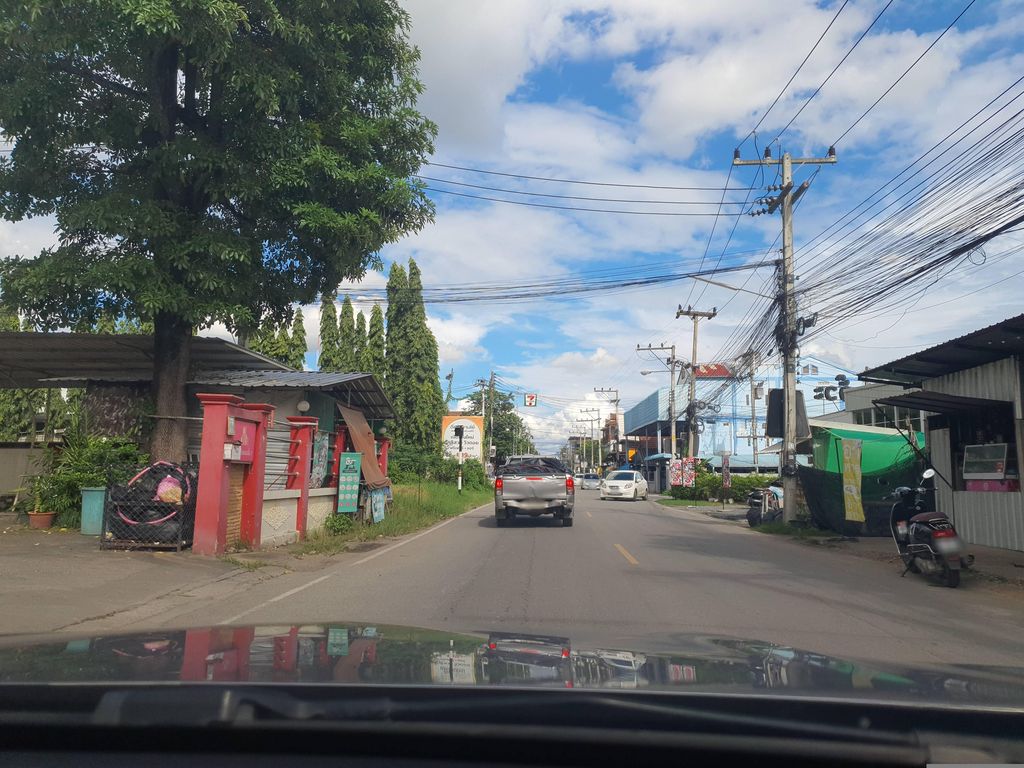 ภาพถนนตรงที่ มุกไพลิน แมนชั่น 1 ตั้งอยู่ ถ่ายโดย jrcarlsen พ.ศ. 2566 (2023) · A street-level view of where มุกไพลิน แมนชั่น 1 · Mukphlaina Mansion 1 stands, by jrcarlsen in 2566 (2023)