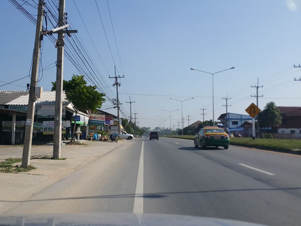 ภาพถนนตรงที่ บริษัท จำรัสมอเตอร์ ตั้งอยู่ ถ่ายโดย jrcarlsen พ.ศ. 2558 (2015) · A street-level view of where บริษัท จำรัสมอเตอร์ · Chamratmotoe Company stands, by jrcarlsen in 2558 (2015)