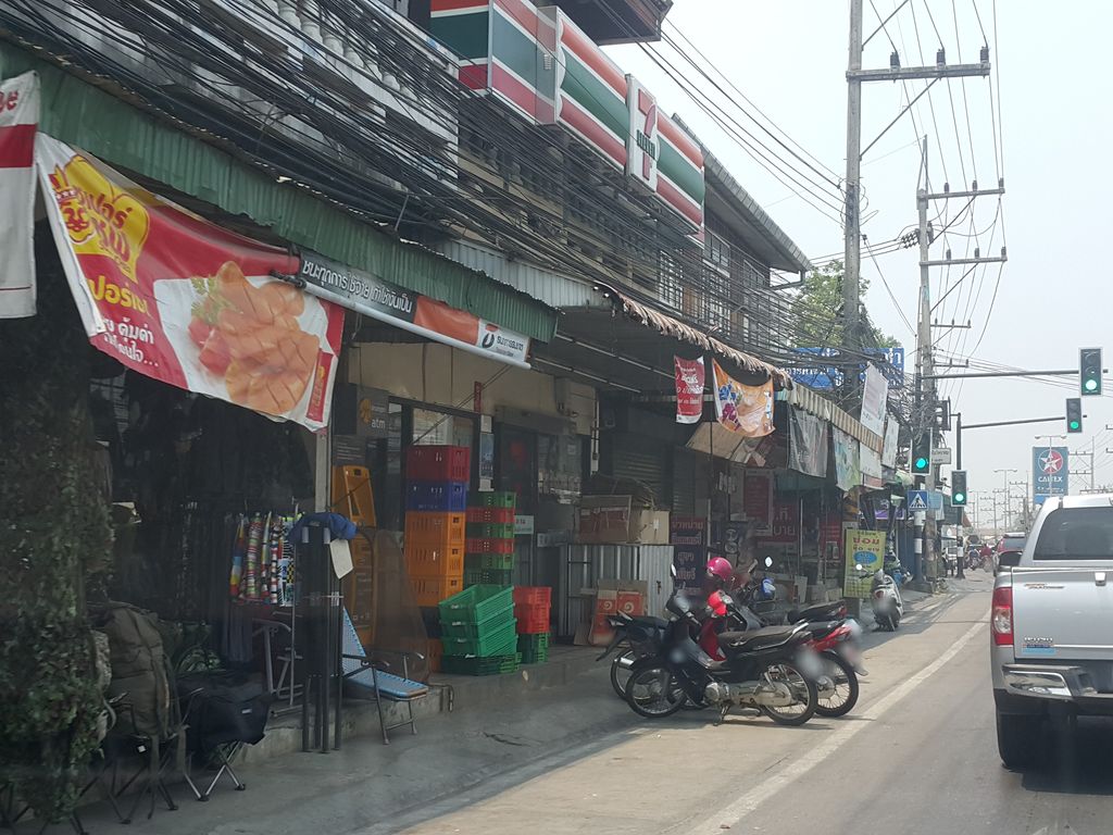 ภาพถนนตรงที่ Rimsala Villa ตั้งอยู่ ถ่ายโดย jrcarlsen พ.ศ. 2559 (2016) · A street-level view of where Rimsala Villa stands, by jrcarlsen in 2559 (2016)