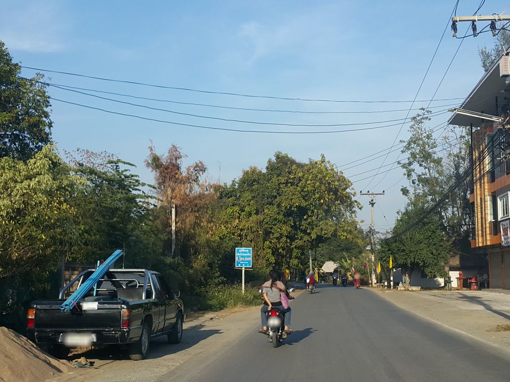 ภาพถนนตรงที่ กรึ๊บกาแฟ ตั้งอยู่ ถ่ายโดย jrcarlsen พ.ศ. 2559 (2016) · A street-level view of where กรึ๊บกาแฟ · Kruepkafae stands, by jrcarlsen in 2559 (2016)