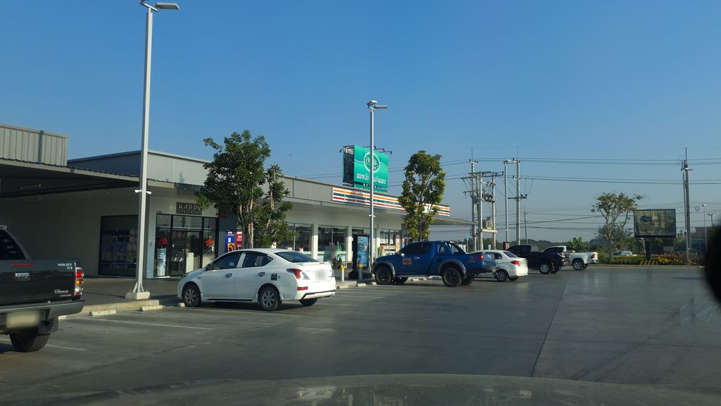 ภาพถนนตรงที่ ครูเหมย ตั้งอยู่ ถ่ายโดย jrcarlsen พ.ศ. 2562 (2019) · A street-level view of where ครูเหมย · Khrumoei stands, by jrcarlsen in 2562 (2019)