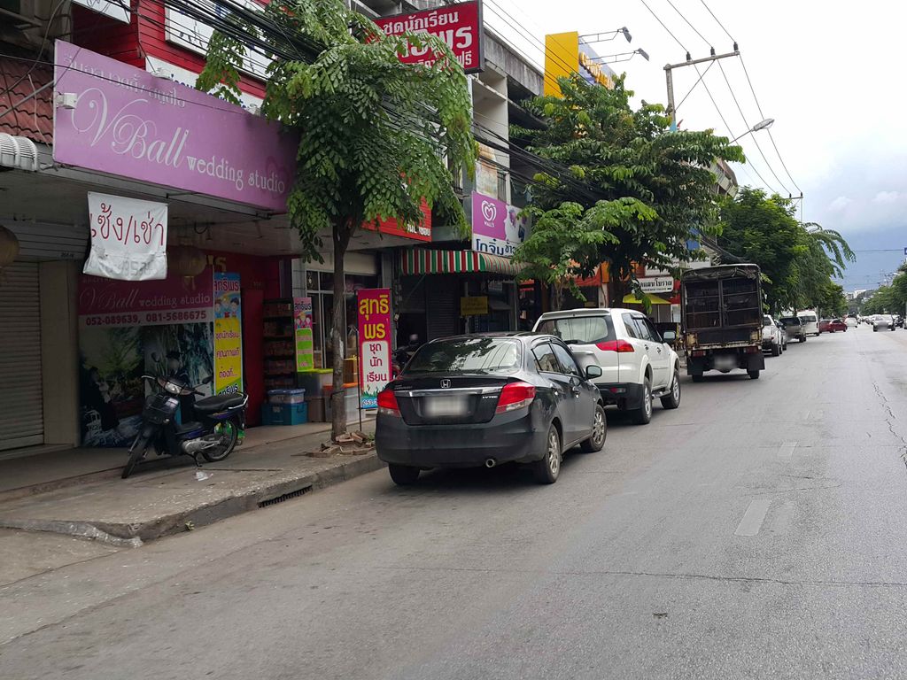 ภาพถนนตรงที่ สันป่าข่อยฟองน้ำหนังเทียม ตั้งอยู่ ถ่ายโดย jrcarlsen พ.ศ. 2558 (2015) · A street-level view of where สันป่าข่อยฟองน้ำหนังเทียม · San Pa Khoi Fongnam Nangthiam stands, by jrcarlsen in 2558 (2015)