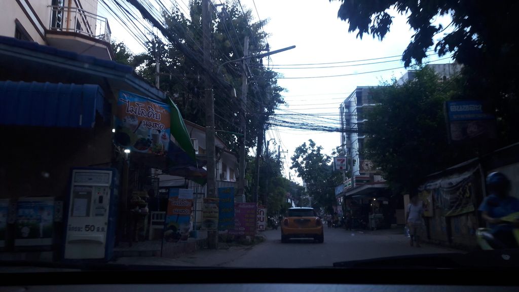ภาพถนนตรงที่ DD fruit smoothies ตั้งอยู่ ถ่ายโดย ratchaphat พ.ศ. 2559 (2016) · A street-level view of where DD fruit smoothies stands, by ratchaphat in 2559 (2016)