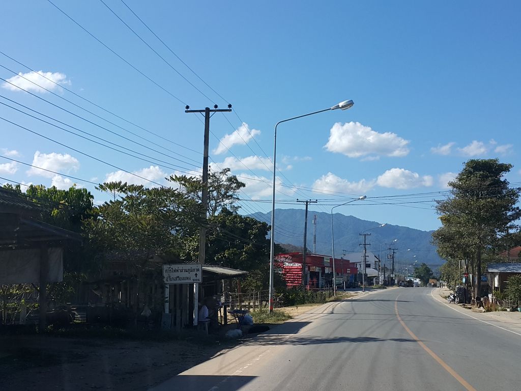 ภาพถนนตรงที่ ร้านส้มตำน้องอะตอม ตั้งอยู่ ถ่ายโดย jrcarlsen พ.ศ. 2558 (2015) · A street-level view of where ร้านส้มตำน้องอะตอม · Ran Som Tam Nong Atom stands, by jrcarlsen in 2558 (2015)