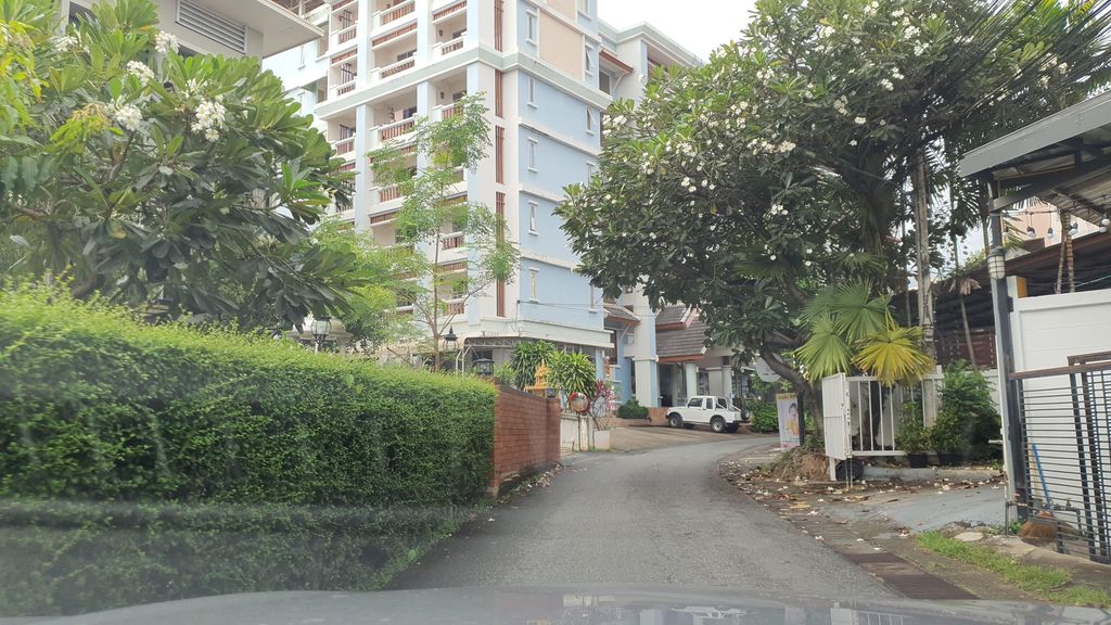 ภาพถนนตรงที่ ลิตเติ้ล โคมุ ตั้งอยู่ ถ่ายโดย jrcarlsen พ.ศ. 2564 (2021) · A street-level view of where ลิตเติ้ล โคมุ · Littoen Khomu stands, by jrcarlsen in 2564 (2021)