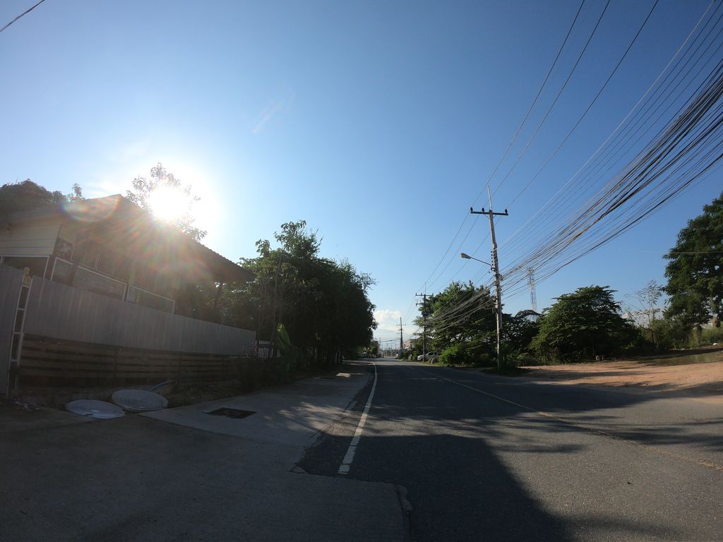 ภาพถนนตรงที่ ฟินเบเกอรี่สันทราย ตั้งอยู่ ถ่ายโดย chanuwath_grab พ.ศ. 2562 (2019) · A street-level view of where ฟินเบเกอรี่สันทราย · Finbekoeri San Sai stands, by chanuwath_grab in 2562 (2019)