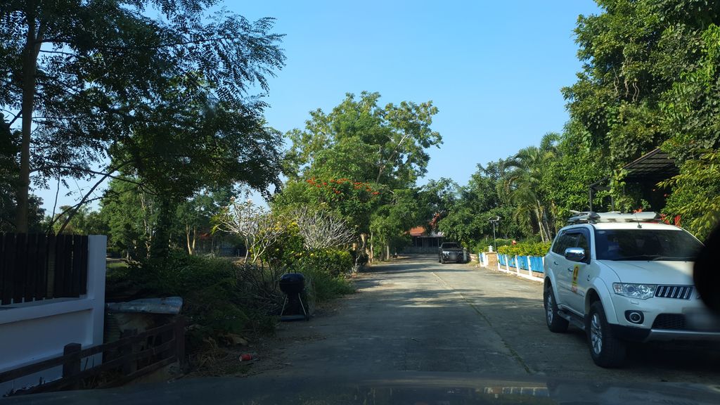 ภาพถนนตรงที่ Morning Star Mahapawn Church ตั้งอยู่ ถ่ายโดย jrcarlsen พ.ศ. 2562 (2019) · A street-level view of where Morning Star Mahapawn Church stands, by jrcarlsen in 2562 (2019)