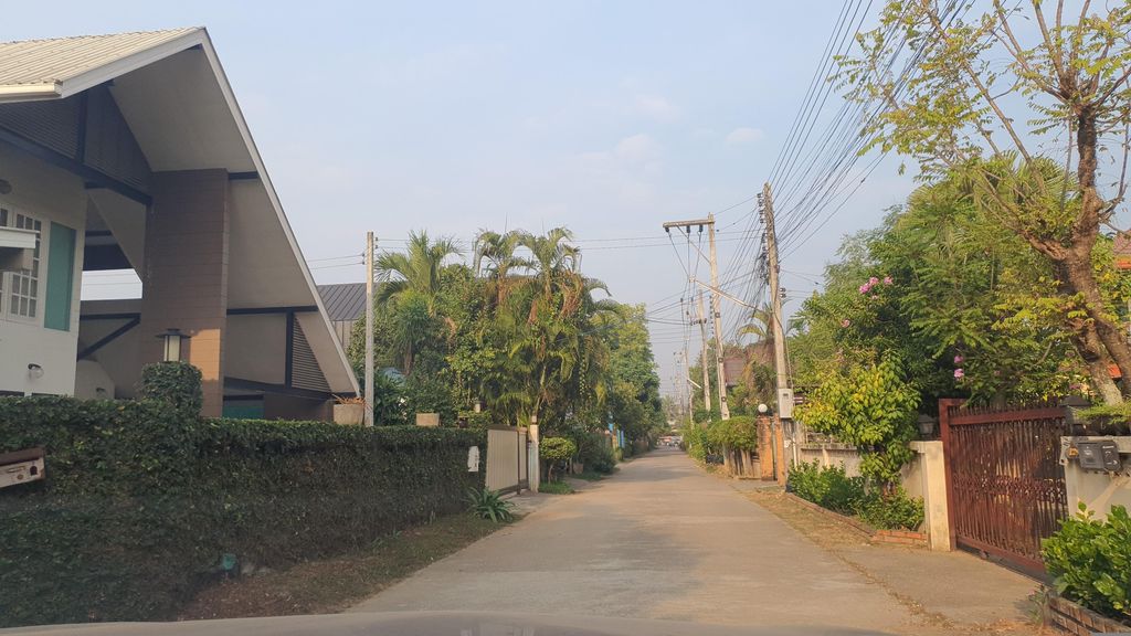 ภาพถนนตรงที่ หมอนุชคลินิกเวชกรรม ตั้งอยู่ ถ่ายโดย jrcarlsen พ.ศ. 2566 (2023) · A street-level view of where หมอนุชคลินิกเวชกรรม · Mo Nut Clinic Wetkrarom stands, by jrcarlsen in 2566 (2023)