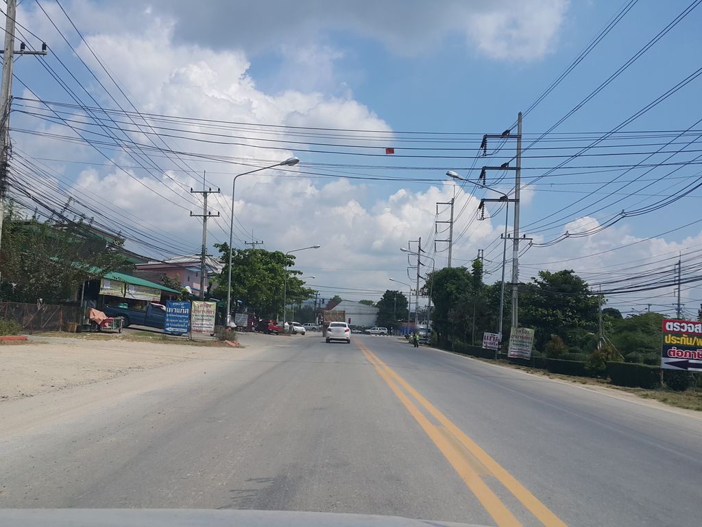 ภาพถนนตรงที่ ร้านยาธีระเภสัช4 ตั้งอยู่ ถ่ายโดย jrcarlsen พ.ศ. 2558 (2015) · A street-level view of where ร้านยาธีระเภสัช4 · Thira Phesat4 Pharmacy stands, by jrcarlsen in 2558 (2015)
