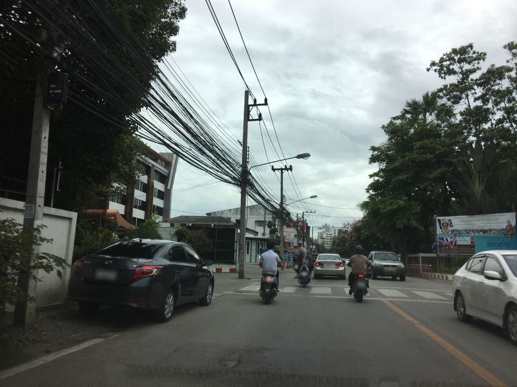 ภาพถนนตรงที่ ร้านดอกไม้สันติธรรม เชียงใหม่ ตั้งอยู่ ถ่ายโดย wapriz พ.ศ. 2561 (2018) · A street-level view of where ร้านดอกไม้สันติธรรม เชียงใหม่ · Ran Dokmai Santitham Chiang Mai stands, by wapriz in 2561 (2018)