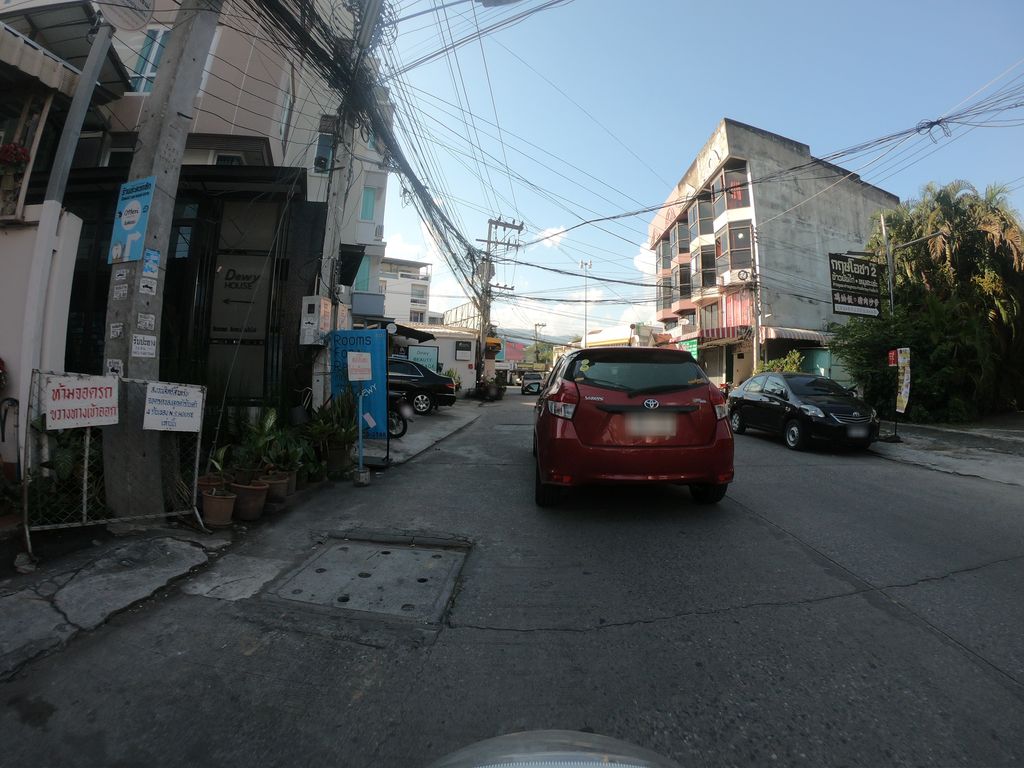 ภาพถนนตรงที่ DewyHouse ตั้งอยู่ ถ่ายโดย chanuwath_grab พ.ศ. 2562 (2019) · A street-level view of where DewyHouse stands, by chanuwath_grab in 2562 (2019)