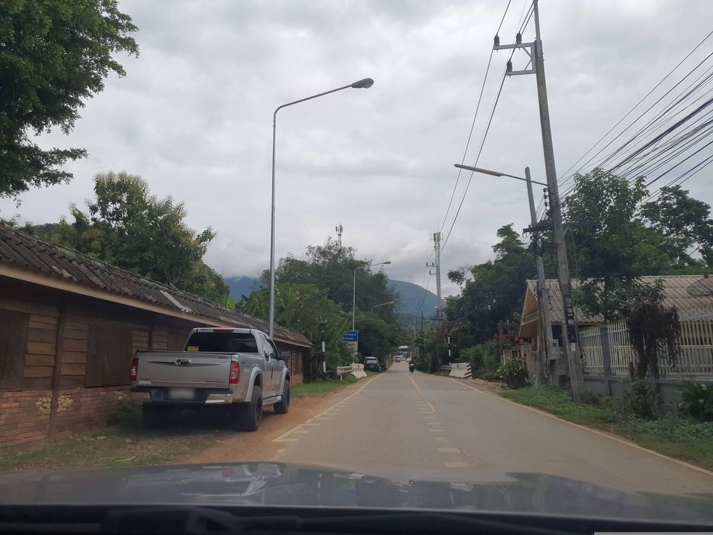 ภาพถนนตรงที่ Doi Luang Scene ตั้งอยู่ ถ่ายโดย jrcarlsen พ.ศ. 2566 (2023) · A street-level view of where Doi Luang Scene stands, by jrcarlsen in 2566 (2023)